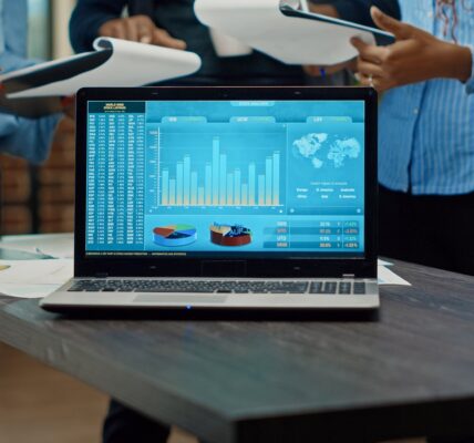 Rola cierpliwości i dyscypliny w osiąganiu sukcesu w tradingu harmonicznym 4 laptop