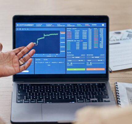 Jakie są najlepsze źródła edukacyjne dla początkujących w tradingu harmonicznym? 2 laptop