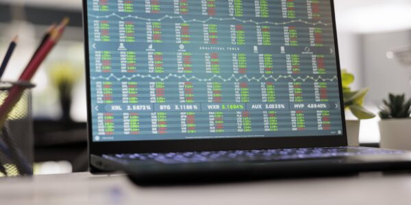 Jak wykorzystać formację Rekina w codziennym tradingu? 5 laptop