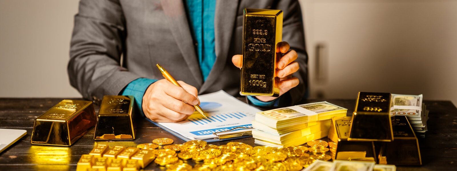 mężczyzna ze złotem