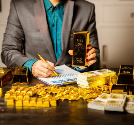 Przyszłość rynku złota: czy to czas na kupno? 3 mężczyzna ze złotem