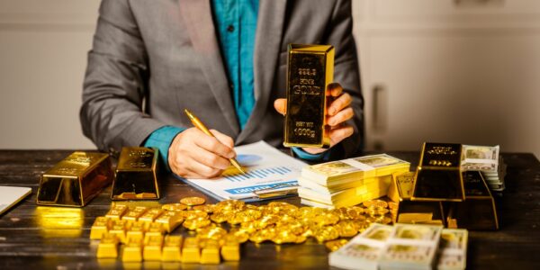 Przyszłość rynku złota: czy to czas na kupno? 26 mężczyzna ze złotem