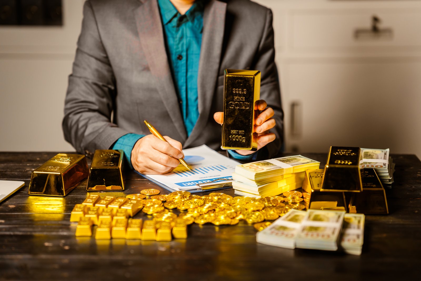 Przyszłość rynku złota: czy to czas na kupno? 8 mężczyzna ze złotem