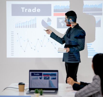 Co to jest overtrading i jak go unikać? Błędy początkujących inwestorów 1 biznesmen w firmie