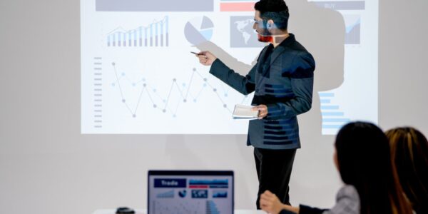 Co to jest overtrading i jak go unikać? Błędy początkujących inwestorów 20 biznesmen w firmie