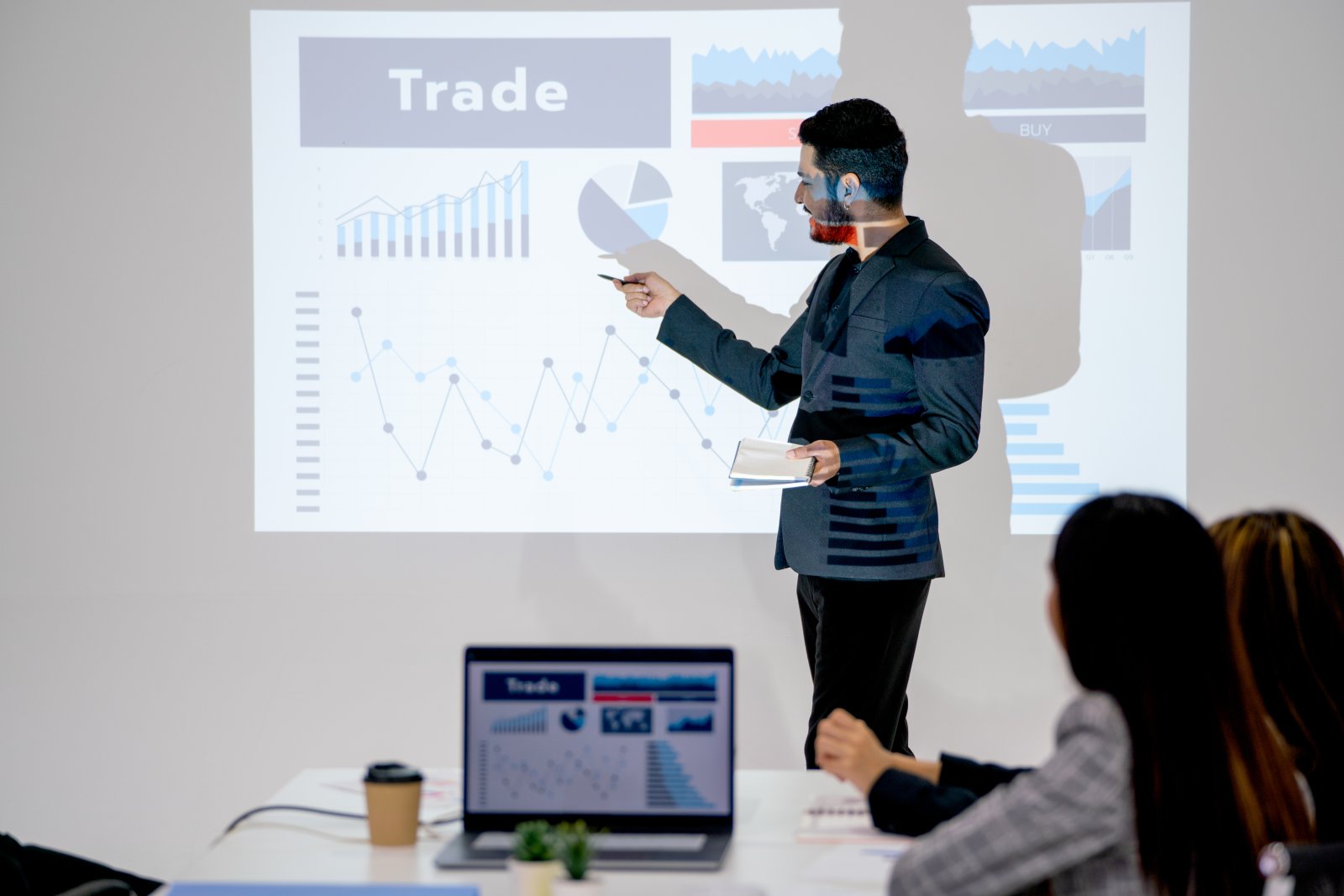 Co to jest overtrading i jak go unikać? Błędy początkujących inwestorów 10 biznesmen w firmie