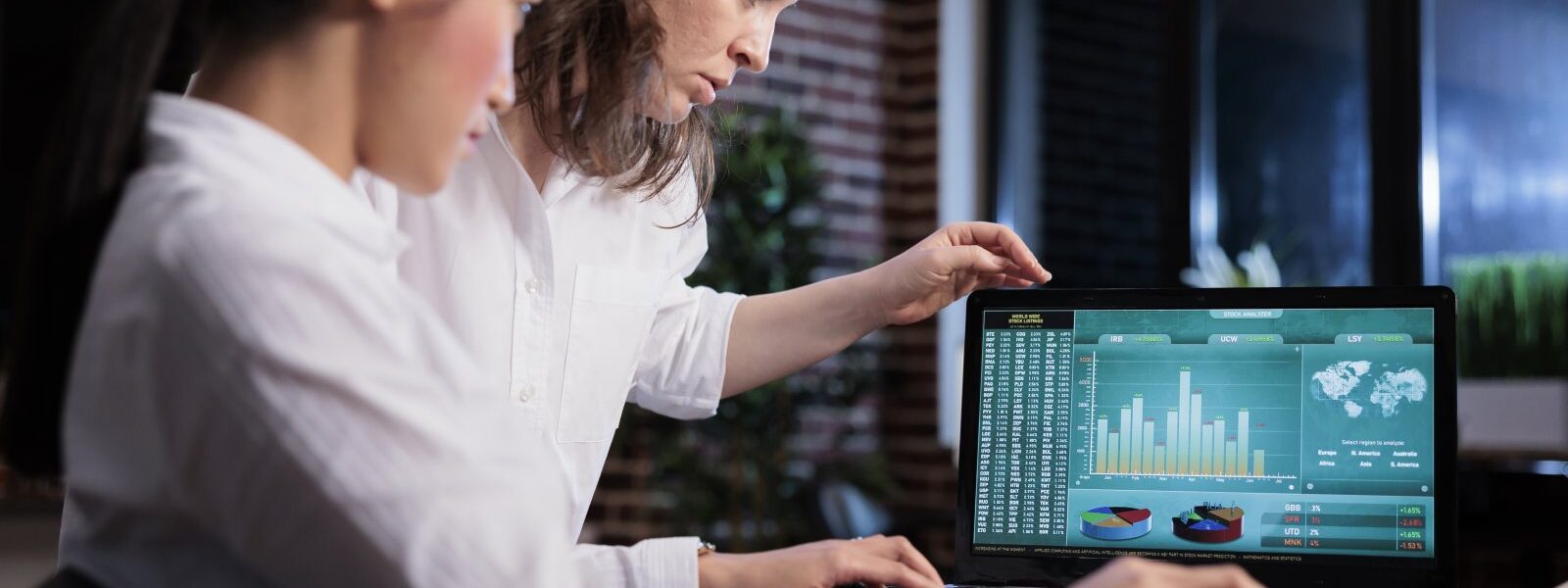 Analiza mikroekonomiczna w inwestowaniu – jak zrozumienie firmy pomaga w ocenie ryzyka? 1 kobiety analizujące inwestycje