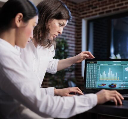 Analiza mikroekonomiczna w inwestowaniu – jak zrozumienie firmy pomaga w ocenie ryzyka? 5 kobiety analizujące inwestycje