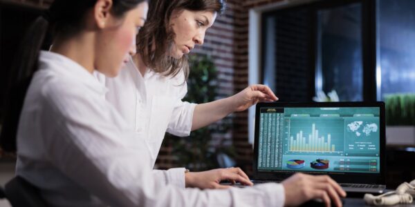 Analiza mikroekonomiczna w inwestowaniu – jak zrozumienie firmy pomaga w ocenie ryzyka? 18 kobiety analizujące inwestycje