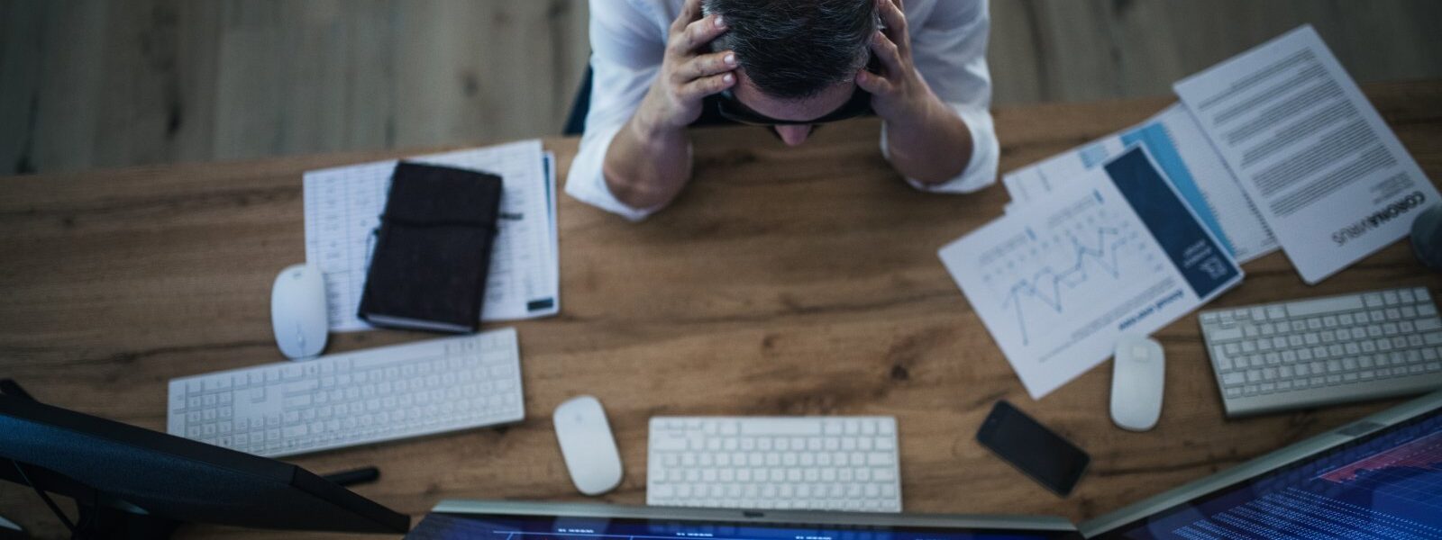 Czy emocje mogą zaszkodzić inwestycjom? Psychologia tradingu w praktyce 1 zestresowany inwestor