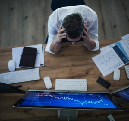 Czy emocje mogą zaszkodzić inwestycjom? Psychologia tradingu w praktyce 3 zestresowany inwestor