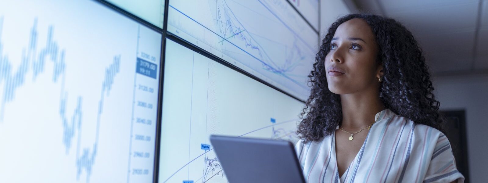 Jak inwestować w megatrendy? Technologie przyszłości w portfelu inwestora 1 kobieta analizująca inwestycje