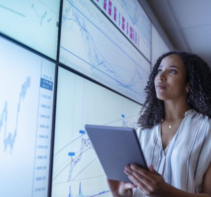 Jak inwestować w megatrendy? Technologie przyszłości w portfelu inwestora 5 kobieta analizująca inwestycje