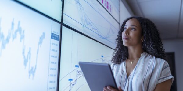 Jak inwestować w megatrendy? Technologie przyszłości w portfelu inwestora 17 kobieta analizująca inwestycje