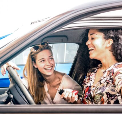 Zakup polisy OC online – Jak uniknąć błędów? 4 two young women smiling in a car 2026 01 05 00 23 56 utc