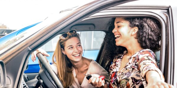 Zakup polisy OC online – Jak uniknąć błędów? 17 two young women smiling in a car 2026 01 05 00 23 56 utc