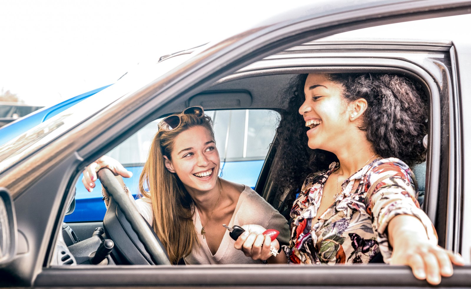 Zakup polisy OC online – Jak uniknąć błędów? 12 two young women smiling in a car 2026 01 05 00 23 56 utc