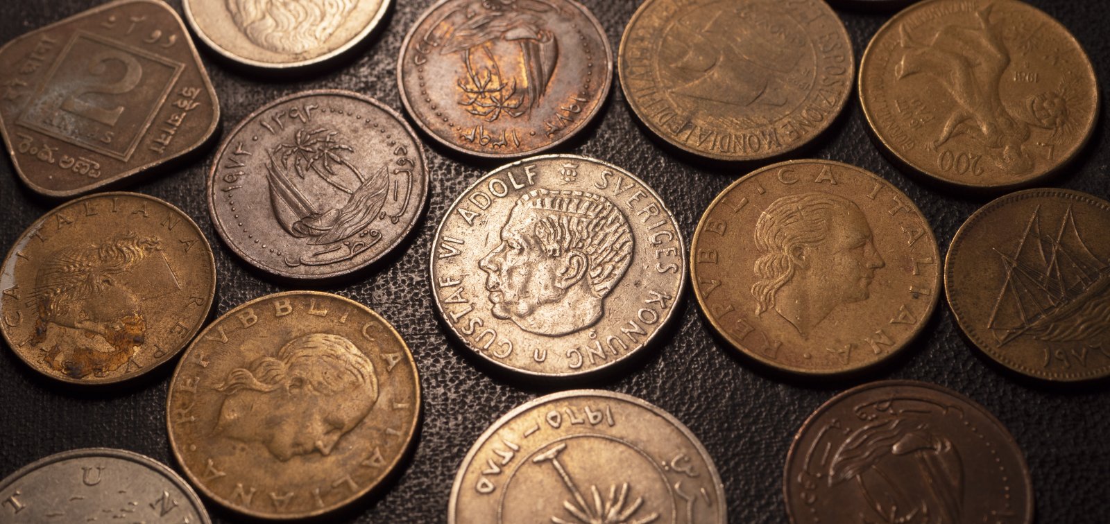 Monety kolekcjonerskie jako lokata kapitału? Jak ocenić ryzyko i nie pomylić hobby z inwestycją 9 old coins from around the world close up 2026 09 21 13 46 27 utc