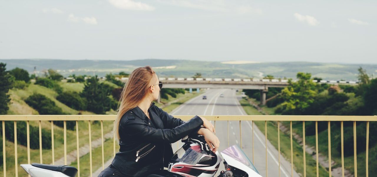 Motocykl używany sezonowo. Jak zaplanować koszty ubezpieczenia i ochronę podczas postoju?